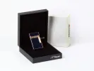 Briquet S.T. Dupont Ligne 2, SKU IB08906, laque bleue et finition or rose, présenté dans son écrin noir.