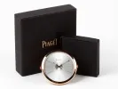 Montre de voyage Piaget Altiplano, SKU IB08907, avec boîtier couleur or rose et cadran argenté, présentée avec son écrin noir.