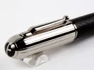 Stylo bille Dunhill IB08938 Sidecar Leather Chassis avec corps en cuir noir et capuchon en acier finition palladium, en gros plan.