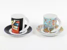 Rosenthal IB08960 فنجانان إسبريسو مع صحنين من الخزف المطلي، أحدهما أسود والآخر أزرق بنقوش ملونة.