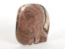 SKU IB09167, sculpture en marbre par Omar Chakil, vue de dos avec un oeil encadré dans un triangle, pierre brune veinée.