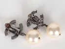 أقراط كليب من Chanel، SKU IB09231، بشعار CC ولآلئ كبيرة متدلية، مع علبة شانيل.
