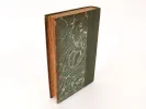 IB09236: كتاب قديم بغلاف أخضر رخامي، «ثلاث سنوات في جودي» لب. جيراردي سانتين، ظاهر مغلقًا على خلفية بيضاء.