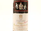 زجاجة Château Mouton Rothschild Pauillac 1994 نبيذ أحمر، SKU IB09303، مع الملصق ظاهرًا عن قرب.