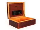 IB09485 Boîte à cigares en bois de loupe, ouverte avec séparateur intérieur et panneau humidificateur noir.
