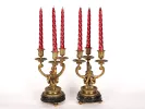 Paire de candélabres en bronze du 19ème siècle, SKU IB09529, à trois branches avec bougies torsadées rouges sur bases en marbre vert.