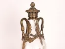 IB09531 باكارا مزهرية كبيرة مغطاة من الكريستال مع مقابض على شكل أعناق بجعات وتزيين من البرونز المذهب، معروضة عن قرب.