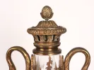 مزهرية مغطاة من كريستال باكارا، SKU IB09531، مع غطاء من البرونز المذهب ومقابض على شكل أعناق بجعات، في لقطة مقربة.