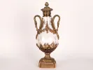 مزهرية مغطاة من كريستال باكارا، SKU IB09531، مع مقابض على شكل أعناق بجعات من البرونز المذهب، وأشرطة زينة وقاعدة مرتفعة.