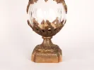 مزهرية مغطاة من كريستال باكارا، SKU IB09531، مع تركيب من البرونز المذهب بزخارف الأقنثا وثمار الصنوبر.