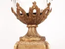 مزهرية مغطاة من كريستال باكارا، IB09531، مع تركيب من البرونز المذهب بزخارف أوراق الأقنثا وثمار الصنوبر على قاعدة.