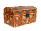 صندوق زفاف نورماندي من أوائل القرن التاسع عشر، SKU IB09537، صندوق خشبي مطلي بغطاء مقبب وزخارف زهرية وطيور مع مشبك معدني.