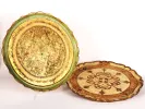 صينيّتان فينيسيتان دائريتان من الخشب المدهون والمذهب، إحداهما خضراء وذهبية، SKU IB09558.