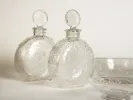 Nécessaire de toilette Baccarat Michel-Ange, SKU IB09570, pièces en cristal gravé à décor floral, avec deux flacons et des coupelles.