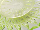 Bayel Crystal IB09625: لقطة مقرّبة لصحنين من زجاج الأورالين آرت ديكو بنقوش معيّنات وتوقيع BAYEL.
